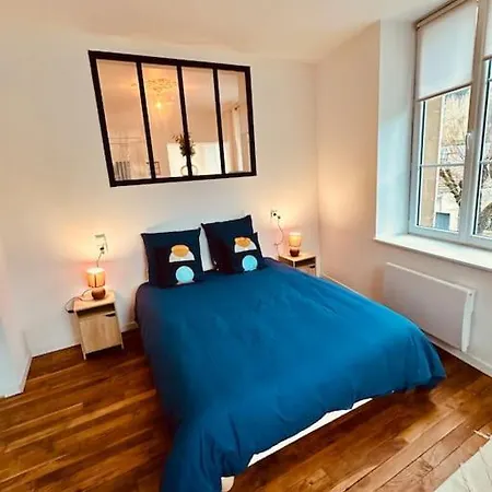 Moderne - Vue Sur Chateau Fort Apartment *