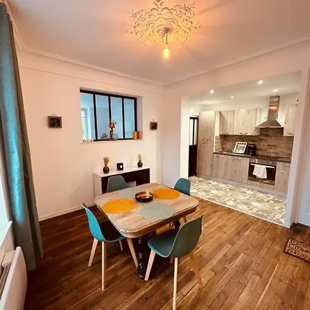 Moderne - Vue Sur Chateau Fort Apartment