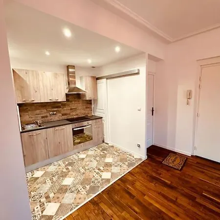 Moderne - Vue Sur Chateau Fort Apartment