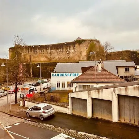 Moderne - Vue Sur Chateau Fort Apartment