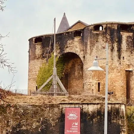 Moderne - Vue Sur Chateau Fort Apartment